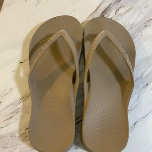 Archie’s flip flops tan